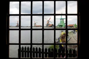 Moinhos avistados a partir de janela na vila-museu Zaanse Schans, em um bate e volta de Amsterdam
