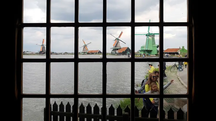 Moinhos avistados a partir de janela na vila-museu Zaanse Schans, em um bate e volta de Amsterdam