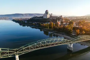 Vista aérea da ponte Mária Valéria, no rio Danúbio, em Esztergom, Hungria