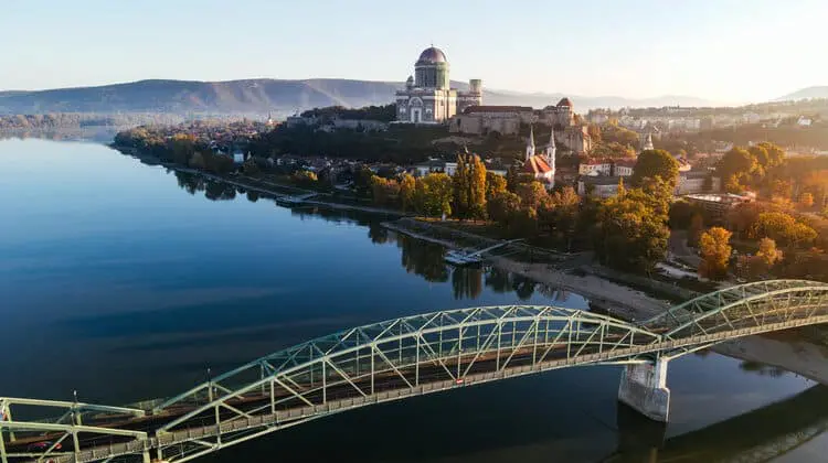 Vista aérea da ponte Mária Valéria, no rio Danúbio, em Esztergom, Hungria