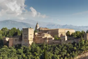 Granada é a cidade mais longe para o bate e volta de Sevilha