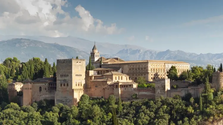 Granada é a cidade mais longe para o bate e volta de Sevilha