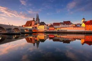 Vista de Regensburg com o rio e a ponte, ao fundo a catedral