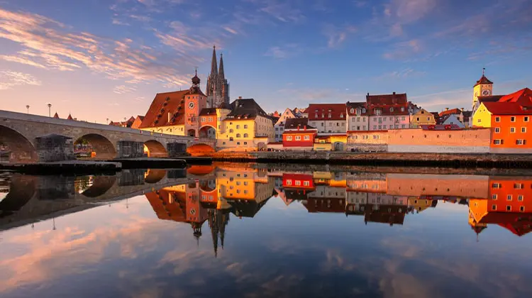 Vista de Regensburg com o rio e a ponte, ao fundo a catedral
