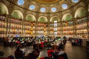 Pessoas sentadas em sala de estudo na Biblioteca Nacional da França (BnF), em Paris