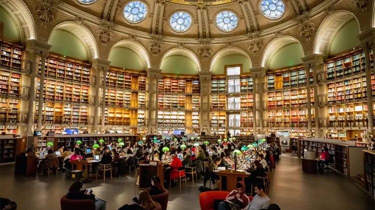 Pessoas sentadas em sala de estudo na Biblioteca Nacional da França (BnF), em Paris