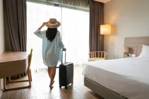 Viajante em quarto de hotel