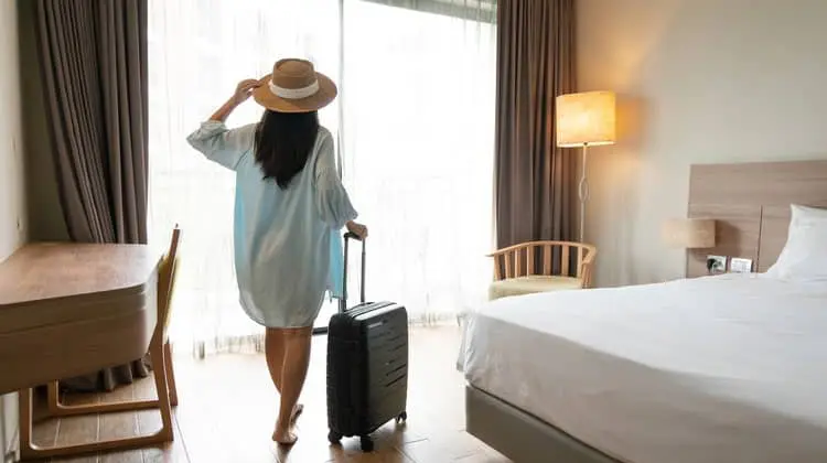 Viajante em quarto de hotel