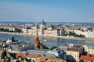 Vista de Budapeste, com prédios da cidade e o Parlamento