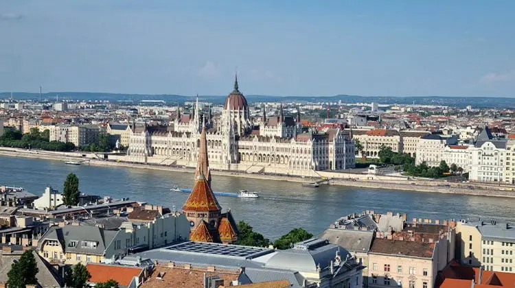 Vista de Budapeste, com prédios da cidade e o Parlamento