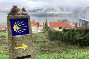 Sinalização para o Caminho de Santiago saindo de Vigo, na Espanha.