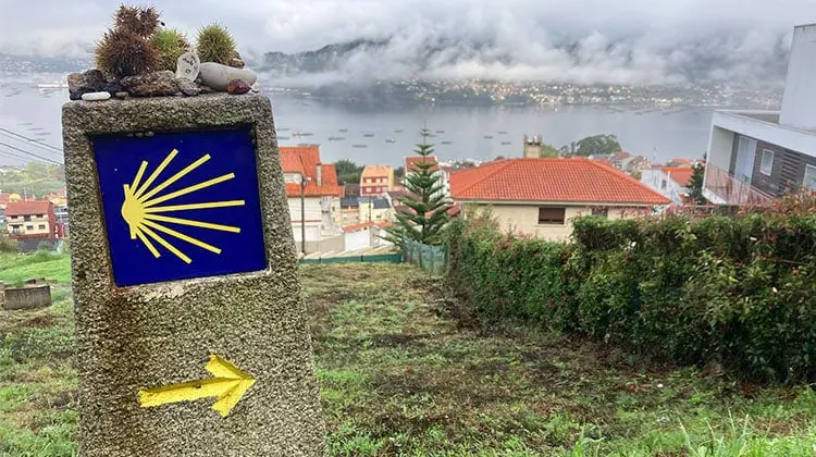 Sinalização para o Caminho de Santiago saindo de Vigo, na Espanha.