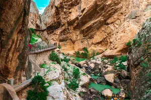 Vista das passarelas e rio no Caminito Del Rey