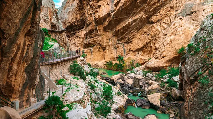 Vista das passarelas e rio no Caminito Del Rey