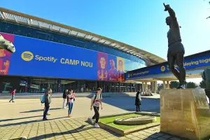 Fachada do Camp Nou, em dia de sol