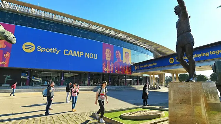 Fachada do Camp Nou, em dia de sol