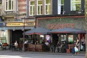 São muitos coffee-shops para fazer um cannabis tour Amsterdam.
