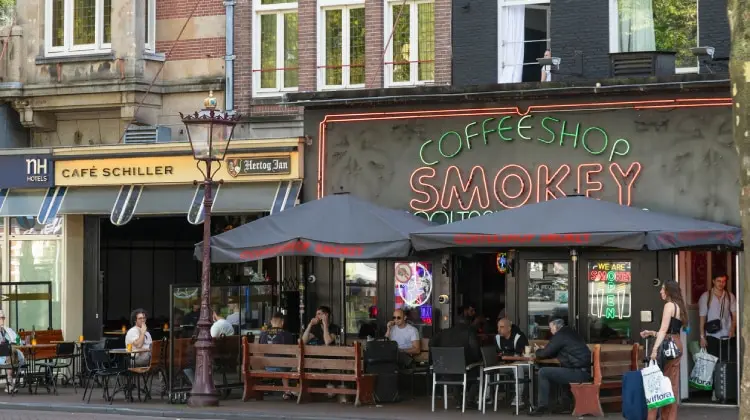 São muitos coffee-shops para fazer um cannabis tour Amsterdam.