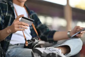 O cartão C6 Bank é um dos melhores para viagem internacional, e funciona em euro e dólar