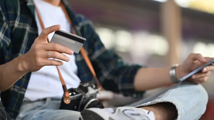 O cartão C6 Bank é um dos melhores para viagem internacional, e funciona em euro e dólar