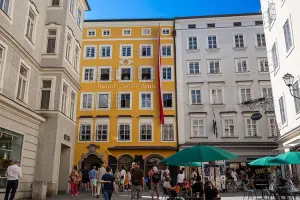 Prédio onde fica a Casa de Mozart em Viena com praça a frente