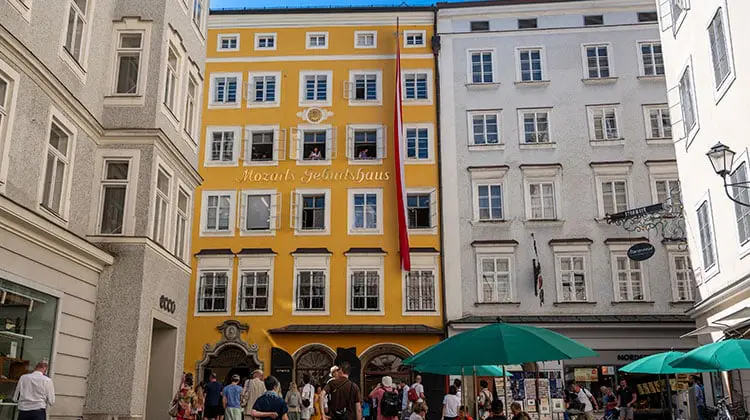 Prédio onde fica a Casa de Mozart em Viena com praça a frente