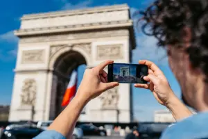 Turista no Arco do Triunfo em Paris, França.