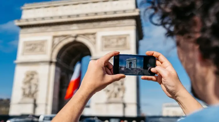 Turista no Arco do Triunfo em Paris, França.