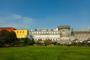 Castelo de Dublin visto de frente em dia de sol