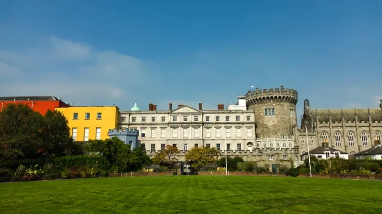 Castelo de Dublin visto de frente em dia de sol