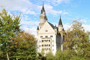 Castelo na Alemanha com árvores ao redor