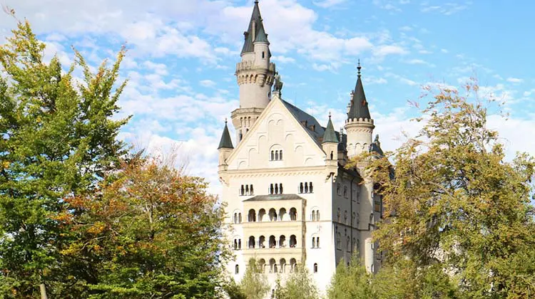 Castelo na Alemanha com árvores ao redor