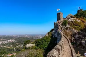 Turistas visitam o Castelo dos Mouros em Sintra