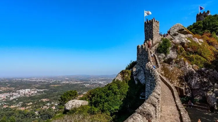 Turistas visitam o Castelo dos Mouros em Sintra