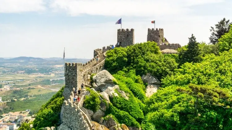 Castelo dos Mouros em Sintra é um dos castelos de Portugal mais visitados.