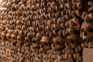 Parede de ossos nas catacumbas de Paris.