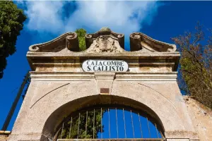 Entrada de catacumba romana na Itália