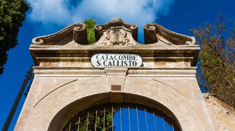 Entrada de catacumba romana na Itália