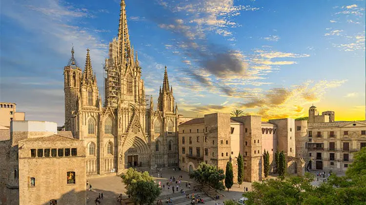 A Catedral de Barcelona é um dos principais pontos turísticos na cidade
