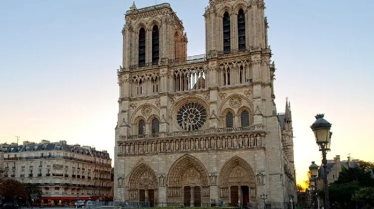 Fachada principal da Catedral de Notre-Dame.