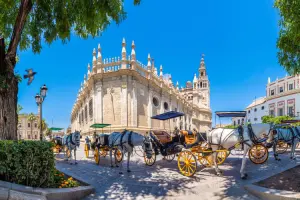 Parte da Catedral de Sevilha com cavalos