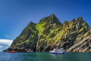 Cruzeiro pelo Oceano Atlântico em frente a Skellig Michael Island, na Irlanda.