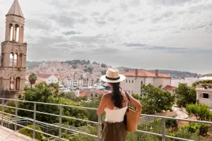 Turista em viagem na Europa