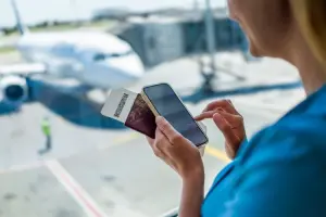 Mulher ativando chip celular Suíça