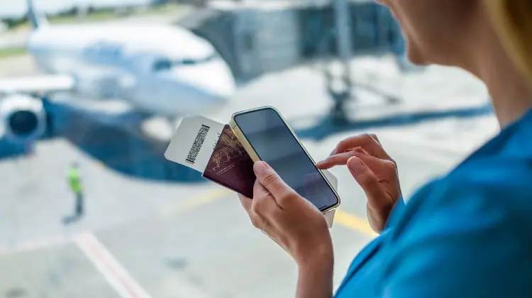 Mulher ativando chip celular Suíça