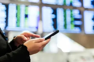 Mulher usa celular com Chip Internacional Vivo no aeroporto