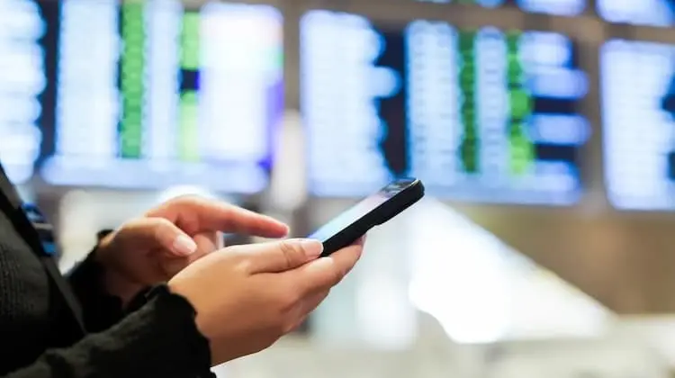 Mulher usa celular com Chip Internacional Vivo no aeroporto