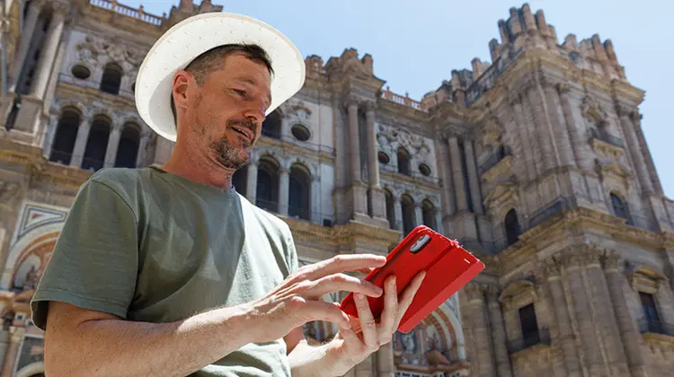 Turista usando chip internet na Espanha