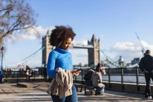 Mulher usando chip na Inglaterra