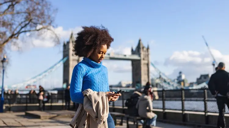 Mulher usando chip na Inglaterra